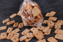Lade das Bild in den Galerie-Viewer, Butter-Spekulatius lose auf Schiefer und eine Tüte Butter-Spekulatius mit Holste-Logo