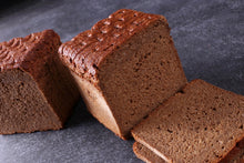 Lade das Bild in den Galerie-Viewer, Opas Schwarzbrot geschnitten