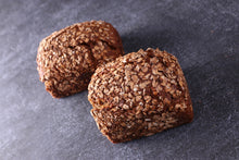 Lade das Bild in den Galerie-Viewer, zwei knusprige Dinkelbrote