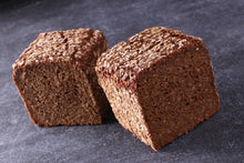 Lade das Bild in den Galerie-Viewer, zwei aufgeschnittene Vollkornbrote