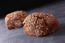 Lade das Bild in den Galerie-Viewer, zwei Dinkel-Kraftbrote