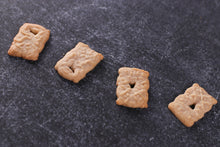 Lade das Bild in den Galerie-Viewer, 4 kleine Butter-Spakulatius auf Schiefer
