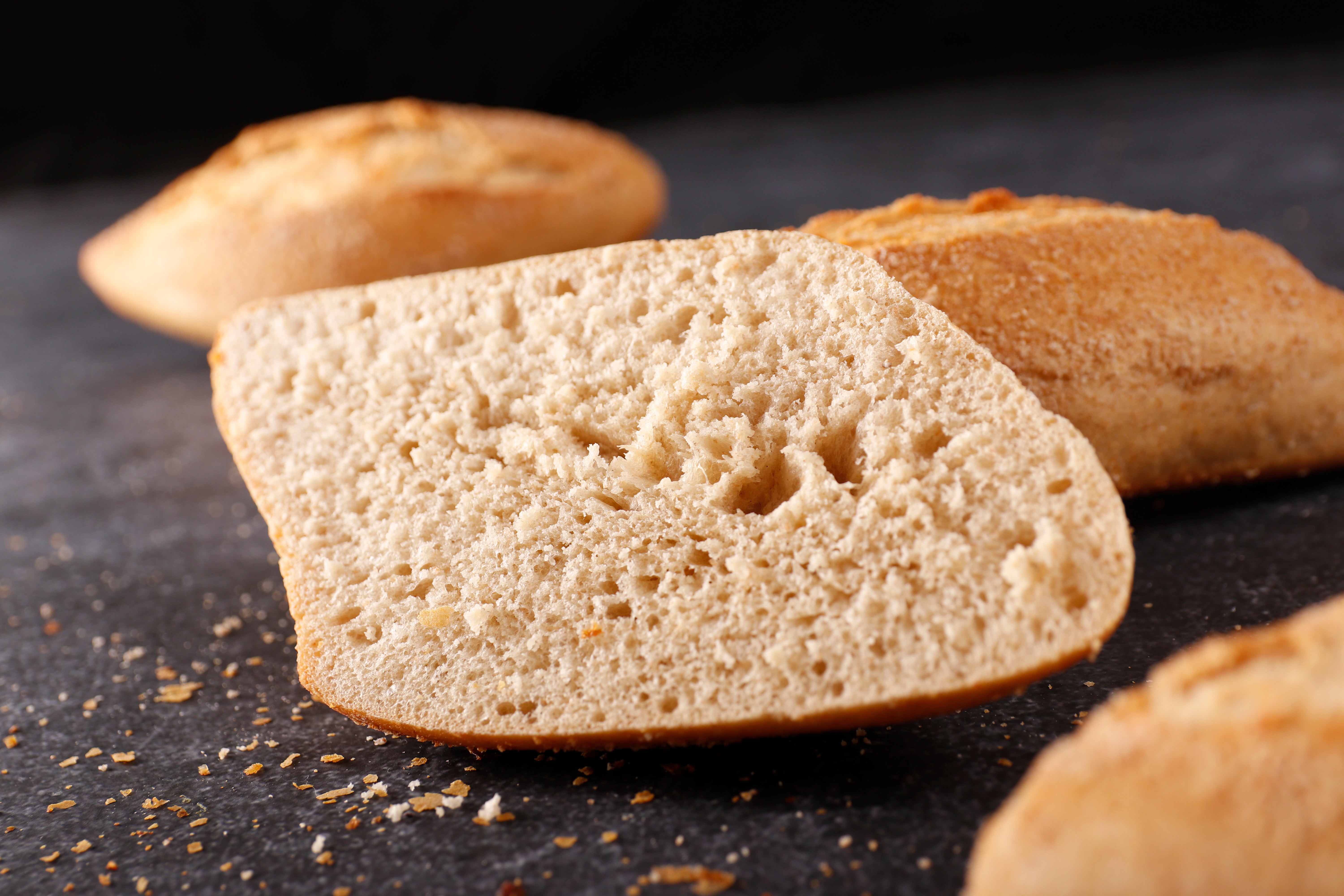 ein aufgeschnittenes Dinkel-Quark-Brötchen