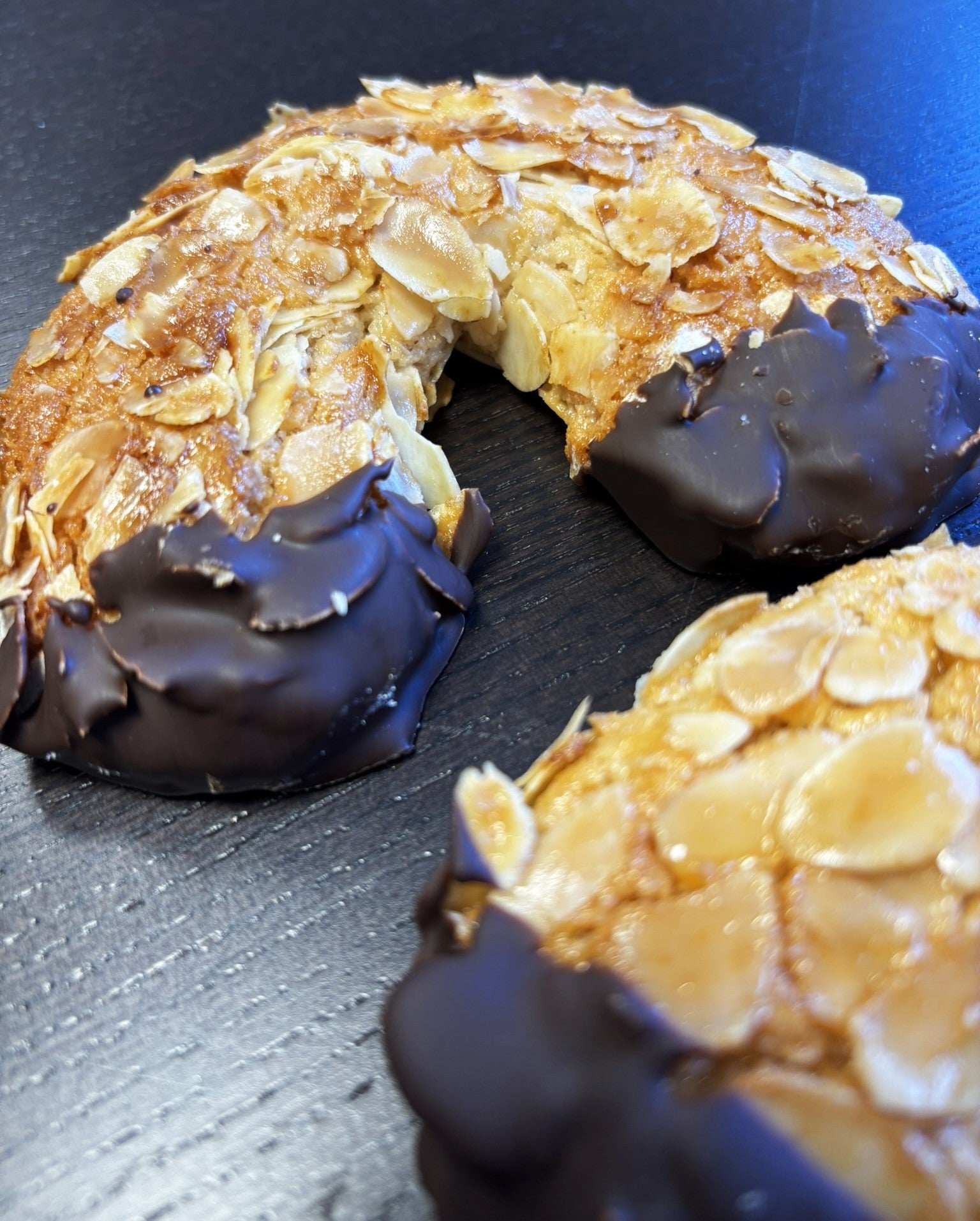 Zwei Marzipan-Mandelhörnchen