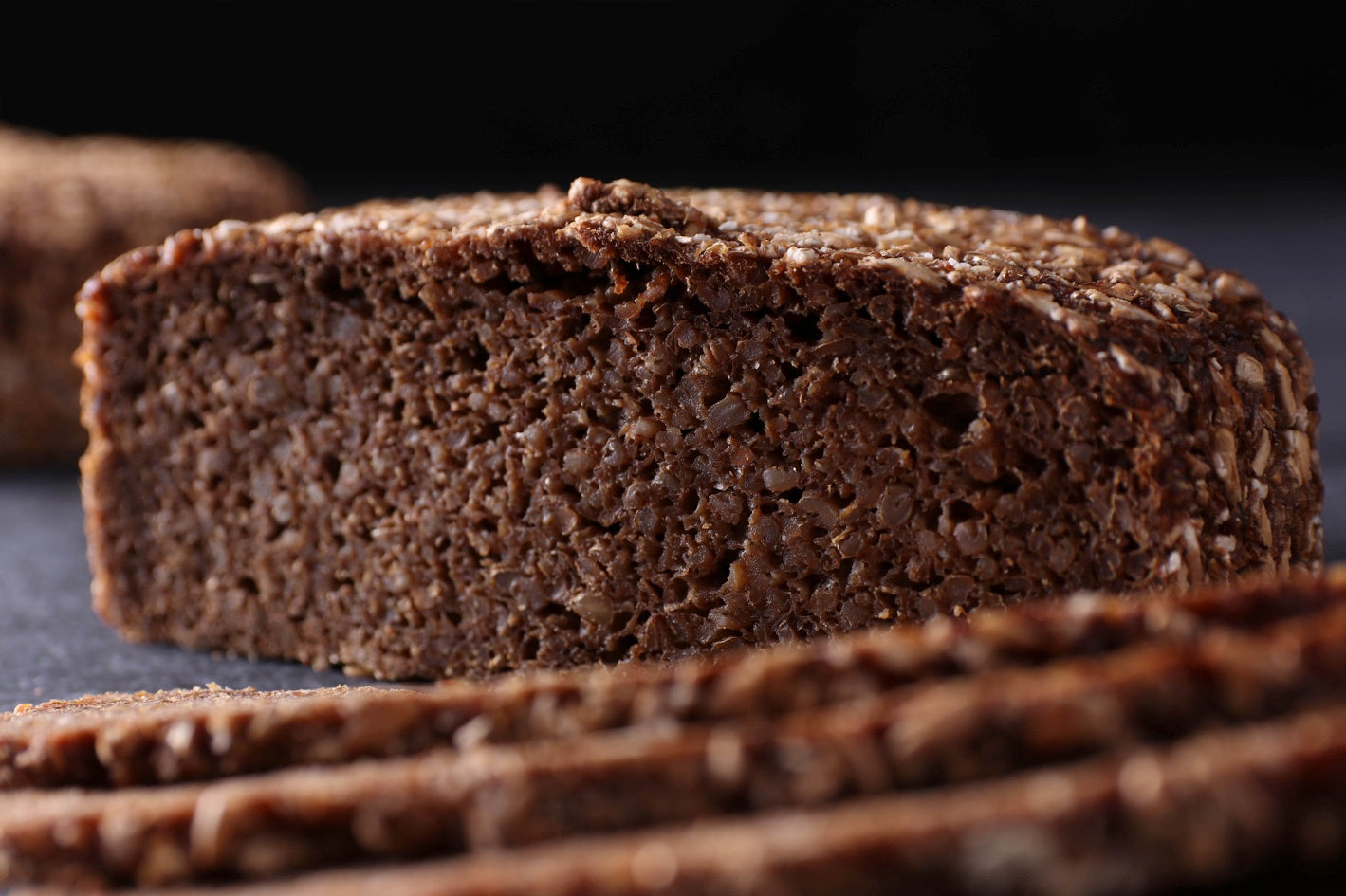 aufgeschnittenes Roggen-Vollkornbrot