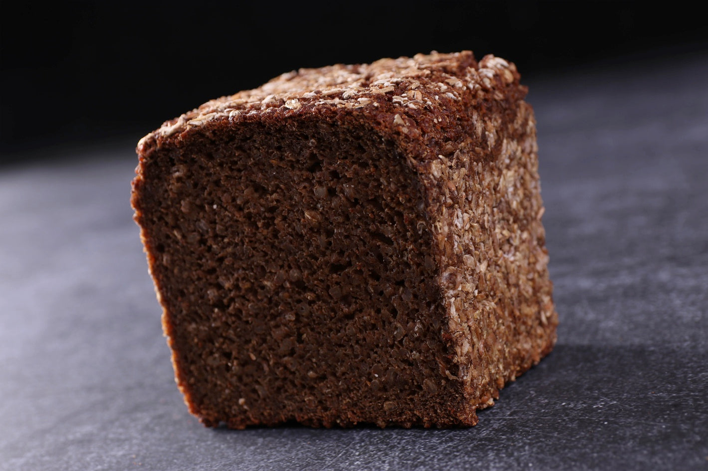 Ein aufgeschnittenes Vollkornbrot