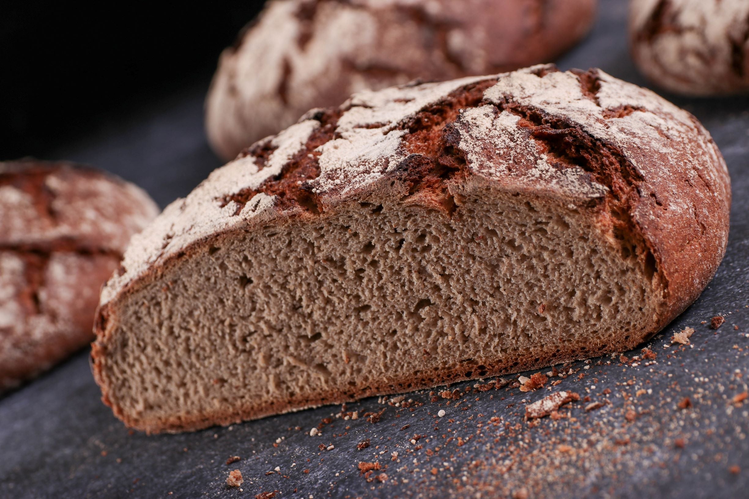 aufgeschnittenes Roggen-Dinkel-Brot